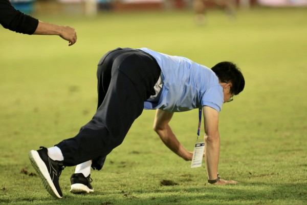 GĐKT Vũ Tiến Thành giải thích hành động bò dưới sân gây sốt, khi sao HAGL gỡ hòa nghẹt thở GĐKT Vũ Tiến Thành giải thích hành động bò dưới sân gây sốt, khi sao HAGL gỡ hòa nghẹt thở