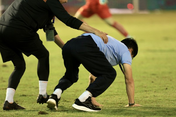 GĐKT Vũ Tiến Thành giải thích hành động bò dưới sân gây sốt, khi sao HAGL gỡ hòa nghẹt thở GĐKT Vũ Tiến Thành giải thích hành động bò dưới sân gây sốt, khi sao HAGL gỡ hòa nghẹt thở