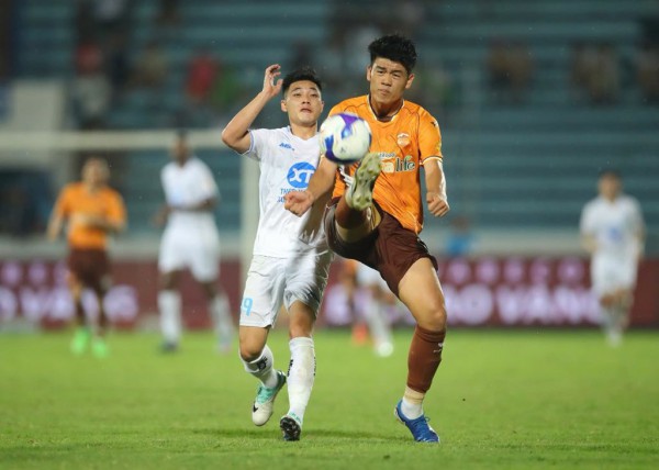 GĐKT Vũ Tiến Thành kịp tái xuất khi HAGL ngồi trên lửa, ‘sinh mệnh’ quá mong manh GĐKT Vũ Tiến Thành kịp tái xuất khi HAGL ngồi trên lửa, ‘sinh mệnh’ quá mong manh