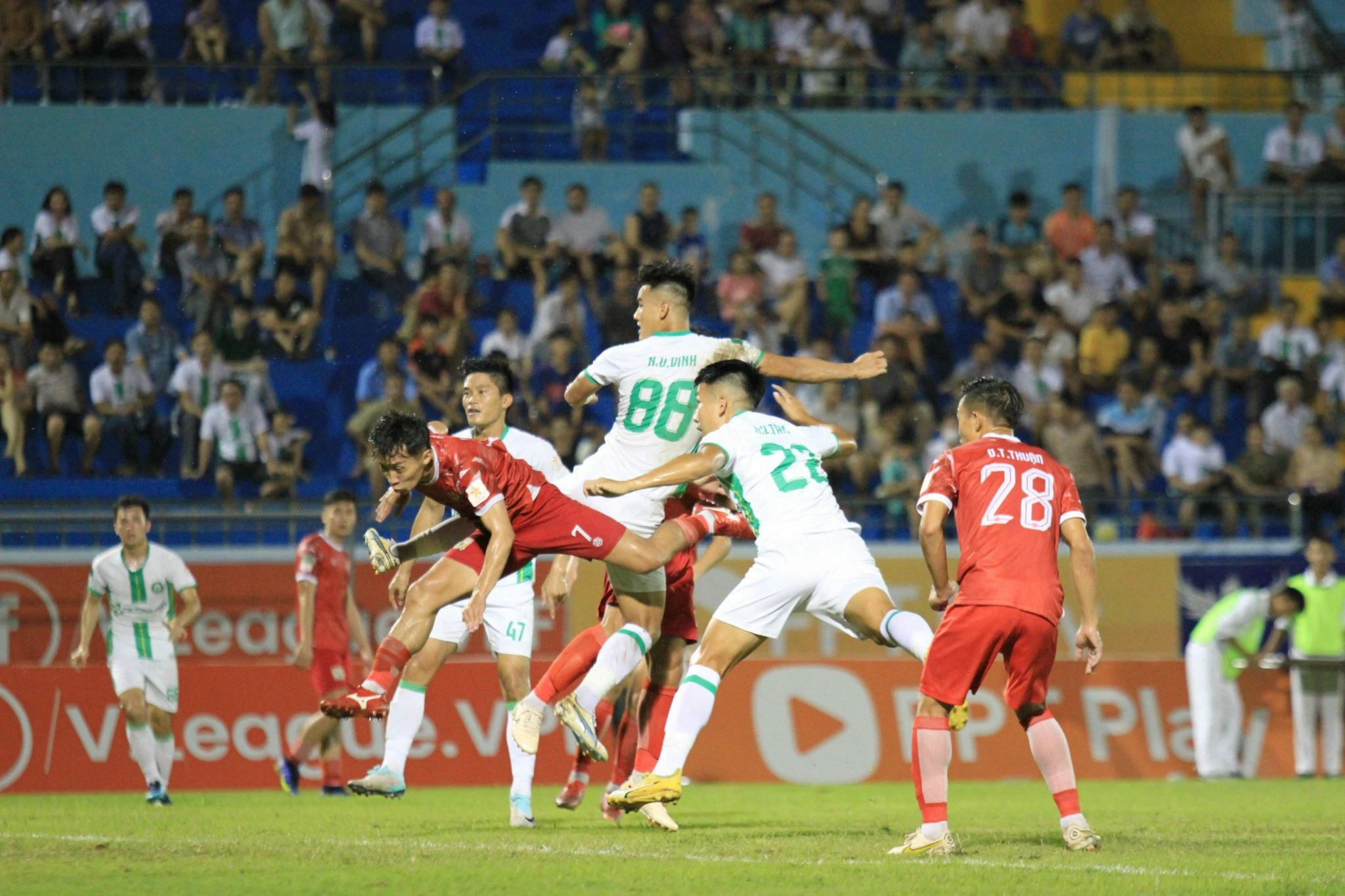 Giải hạng nhất: Trường Tươi Bình Phước phà hơi nóng vào PVF-CAND, suất play-off cạnh tranh khốc liệt