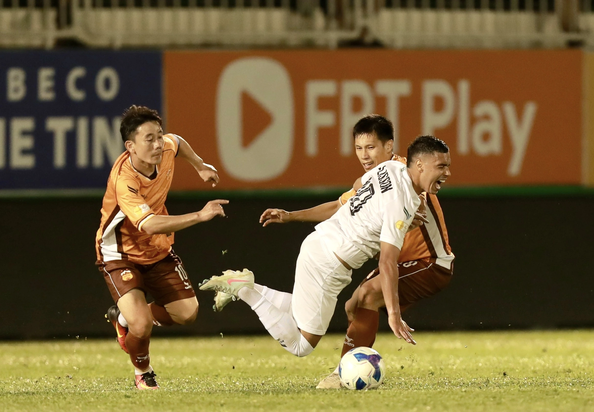 HAGL bất bại sân nhà, HLV Lê Quang Trãi bất ngờ tiết lộ dịch cúm HAGL bất bại sân nhà, HLV Lê Quang Trãi bất ngờ tiết lộ dịch cúm