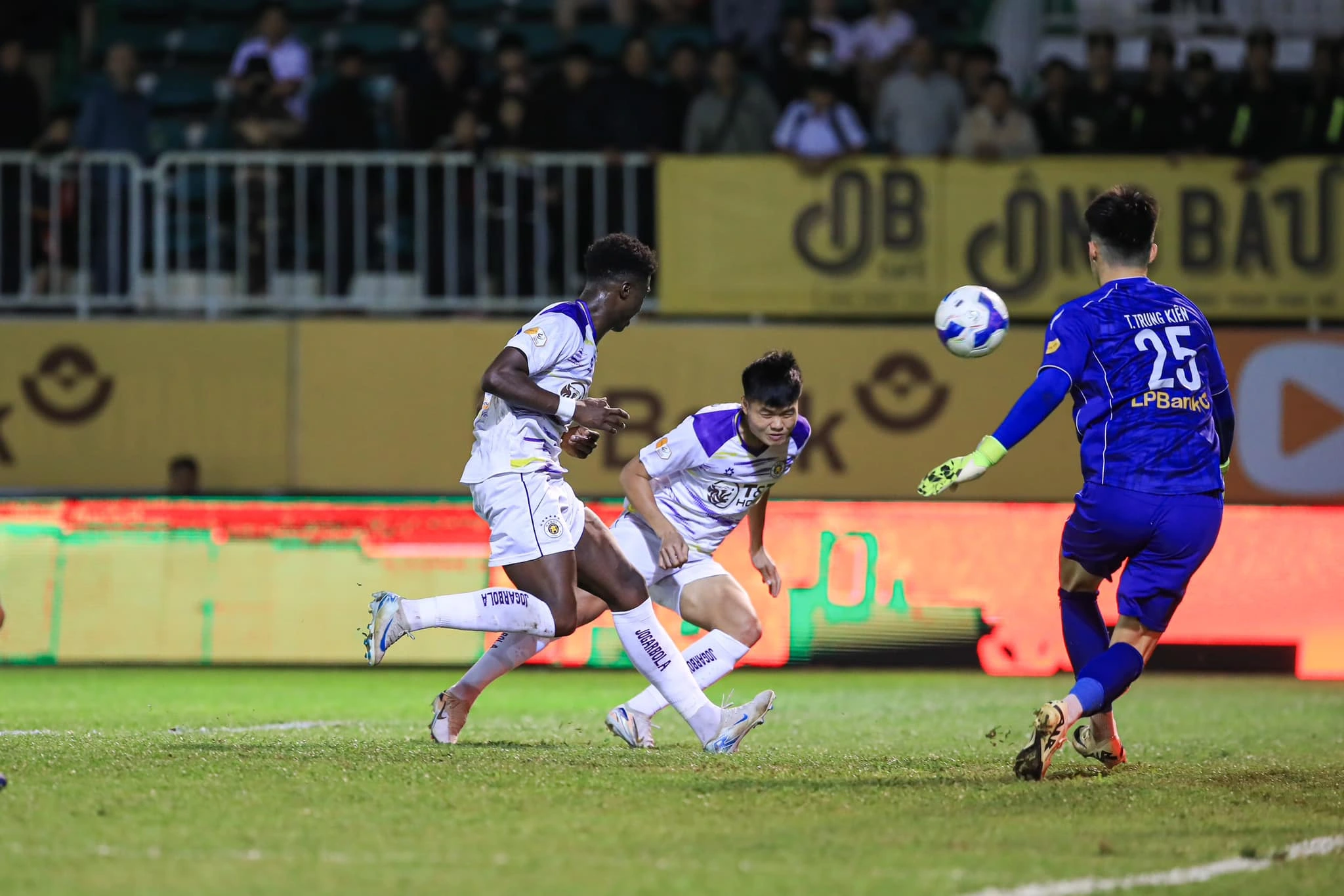 HAGL bị HLV chỉ trích dữ dội, tân HLV Hà Nội ‘tôi đã nghĩ nếu thua thì sao…’ HAGL bị HLV chỉ trích dữ dội, tân HLV Hà Nội ‘tôi đã nghĩ nếu thua thì sao…’