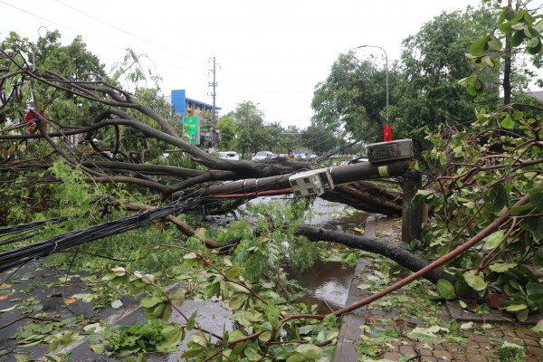 HAGL bị phạt vì lý do bất ngờ, V-League lo lắng các sân mất điện đột ngột sau mưa bão