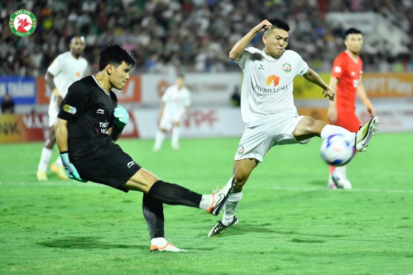 HAGL bị phạt vì lý do bất ngờ, V-League lo lắng các sân mất điện đột ngột sau mưa bão