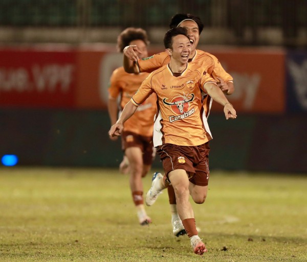 HAGL nắm trong tay vận mệnh của suất xuống hạng, V-League nghẹt thở đến giây cuối cùng!