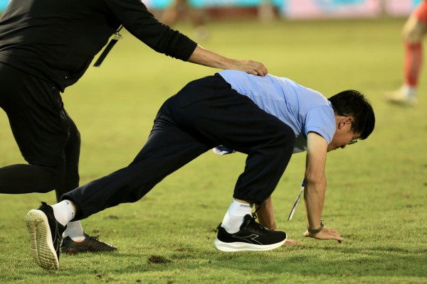 HAGL thoát thua Thanh Hóa nhờ bàn thắng nghẹt thở phút 100: Ông Vũ Tiến Thành ăn mừng cực lạ HAGL thoát thua Thanh Hóa nhờ bàn thắng nghẹt thở phút 100: Ông Vũ Tiến Thành ăn mừng cực lạ