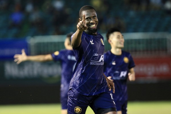 HAGL thoát thua Thanh Hóa nhờ bàn thắng nghẹt thở phút 100: Ông Vũ Tiến Thành ăn mừng cực lạ HAGL thoát thua Thanh Hóa nhờ bàn thắng nghẹt thở phút 100: Ông Vũ Tiến Thành ăn mừng cực lạ