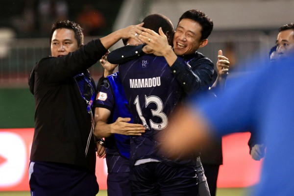 HAGL thoát thua Thanh Hóa nhờ bàn thắng nghẹt thở phút 100: Ông Vũ Tiến Thành ăn mừng cực lạ HAGL thoát thua Thanh Hóa nhờ bàn thắng nghẹt thở phút 100: Ông Vũ Tiến Thành ăn mừng cực lạ