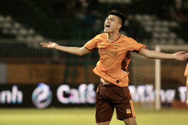 HAGL thoát thua Thanh Hóa nhờ bàn thắng nghẹt thở phút 100: Ông Vũ Tiến Thành ăn mừng cực lạ HAGL thoát thua Thanh Hóa nhờ bàn thắng nghẹt thở phút 100: Ông Vũ Tiến Thành ăn mừng cực lạ