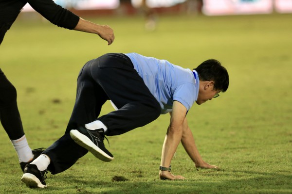 HAGL thoát thua Thanh Hóa nhờ bàn thắng nghẹt thở phút 100: Ông Vũ Tiến Thành ăn mừng cực lạ HAGL thoát thua Thanh Hóa nhờ bàn thắng nghẹt thở phút 100: Ông Vũ Tiến Thành ăn mừng cực lạ