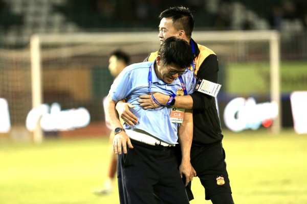 HAGL thoát thua Thanh Hóa nhờ bàn thắng nghẹt thở phút 100: Ông Vũ Tiến Thành ăn mừng cực lạ HAGL thoát thua Thanh Hóa nhờ bàn thắng nghẹt thở phút 100: Ông Vũ Tiến Thành ăn mừng cực lạ