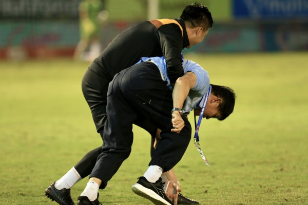 HAGL thoát thua Thanh Hóa nhờ bàn thắng nghẹt thở phút 100: Ông Vũ Tiến Thành ăn mừng cực lạ HAGL thoát thua Thanh Hóa nhờ bàn thắng nghẹt thở phút 100: Ông Vũ Tiến Thành ăn mừng cực lạ