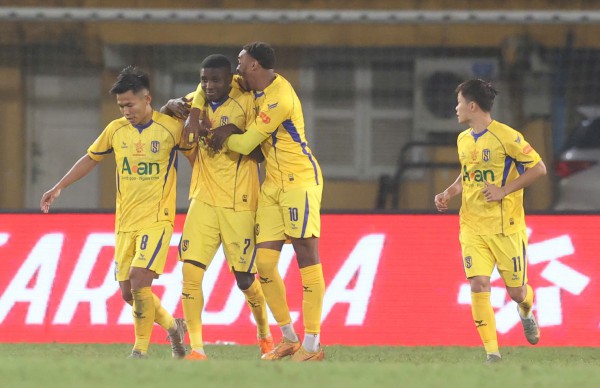 HAGL và nhóm đua trụ hạng hồi sinh rực lửa, V-League đáng xem hơn nhiều