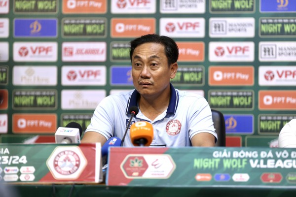 HLV CLB TP.HCM ‘tố’ không được đối thủ tôn trọng, HLV Popov lại bỏ họp báo vì…