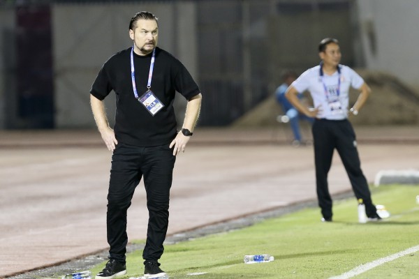 HLV CLB TP.HCM ‘tố’ không được đối thủ tôn trọng, HLV Popov lại bỏ họp báo vì…