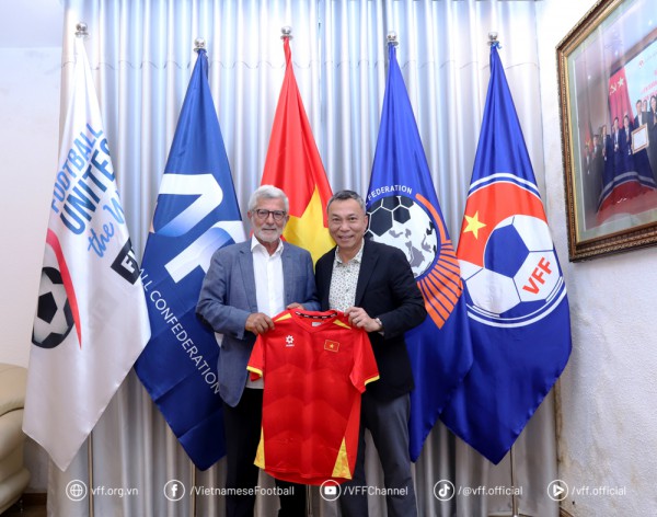 HLV Calisto bất ngờ quay lại Việt Nam, có cuộc làm việc rất quan trọng cùng Chủ tịch VFF HLV Calisto bất ngờ quay lại Việt Nam, có cuộc làm việc rất quan trọng cùng Chủ tịch VFF