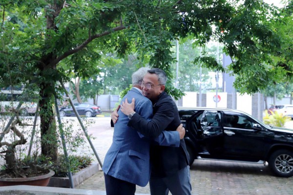 HLV Calisto bất ngờ quay lại Việt Nam, có cuộc làm việc rất quan trọng cùng Chủ tịch VFF HLV Calisto bất ngờ quay lại Việt Nam, có cuộc làm việc rất quan trọng cùng Chủ tịch VFF