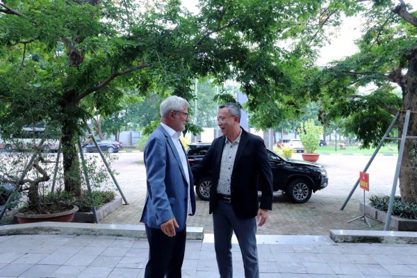 HLV Calisto bất ngờ quay lại Việt Nam, có cuộc làm việc rất quan trọng cùng Chủ tịch VFF HLV Calisto bất ngờ quay lại Việt Nam, có cuộc làm việc rất quan trọng cùng Chủ tịch VFF