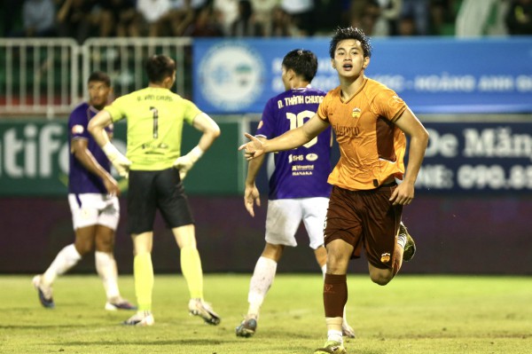 HLV Harry Kewell chê bai HAGL, HLV Quang Trãi phản bác tinh tế ‘Arsenal cũng đá như chúng tôi mà thôi’ HLV Harry Kewell chê bai HAGL, HLV Quang Trãi phản bác tinh tế ‘Arsenal cũng đá như chúng tôi mà thôi’