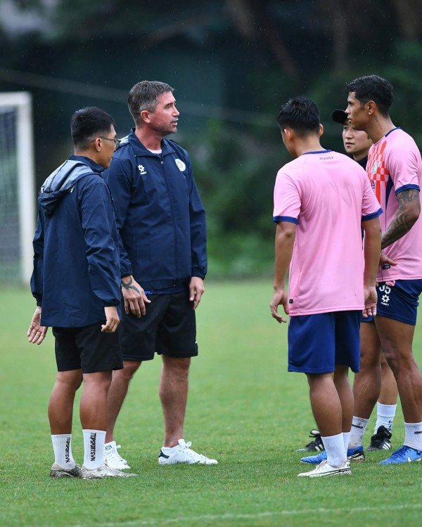 HLV Harry Kewell không muốn bị V-League ‘quật ngã’, cấp thượng tầng Hà Nội FC kỳ vọng lớn