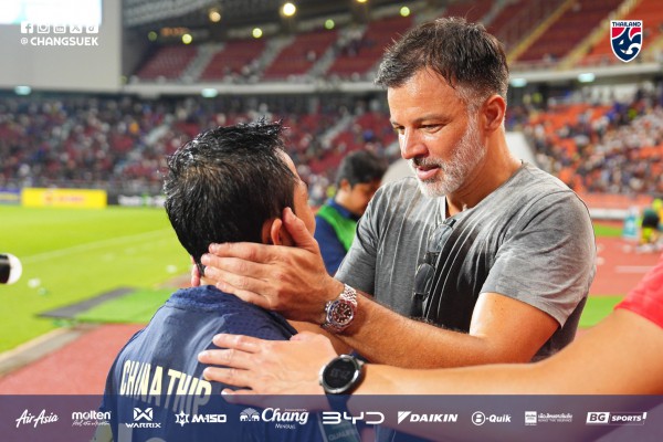 HLV Hudson sung sướng vì đội tuyển Thái Lan ‘thoát hiểm’, Madam Pang hành động rất bất ngờ