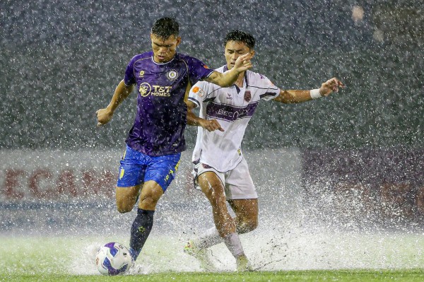 HLV Kewell ngán ngẩm mặt sân V-League: 'Tôi chưa từng thấy thứ này bao giờ' HLV Kewell ngán ngẩm mặt sân V-League: 'Tôi chưa từng thấy thứ này bao giờ'