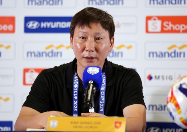 HLV Kim Sang-sik chỉ thẳng điểm yếu chí tử của U.23 Việt Nam, nói điều không ngờ về Philippines HLV Kim Sang-sik chỉ thẳng điểm yếu chí tử của U.23 Việt Nam, nói điều không ngờ về Philippines