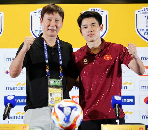 HLV Kim Sang-sik chỉ thẳng điểm yếu chí tử của U.23 Việt Nam, nói điều không ngờ về Philippines HLV Kim Sang-sik chỉ thẳng điểm yếu chí tử của U.23 Việt Nam, nói điều không ngờ về Philippines