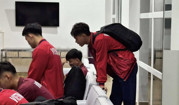 HLV Kim Sang-sik không cùng U.23 Việt Nam sang Trung Quốc, 10 cầu thủ đã di chuyển sáng 10.11