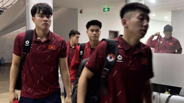 HLV Kim Sang-sik không cùng U.23 Việt Nam sang Trung Quốc, 10 cầu thủ đã di chuyển sáng 10.11