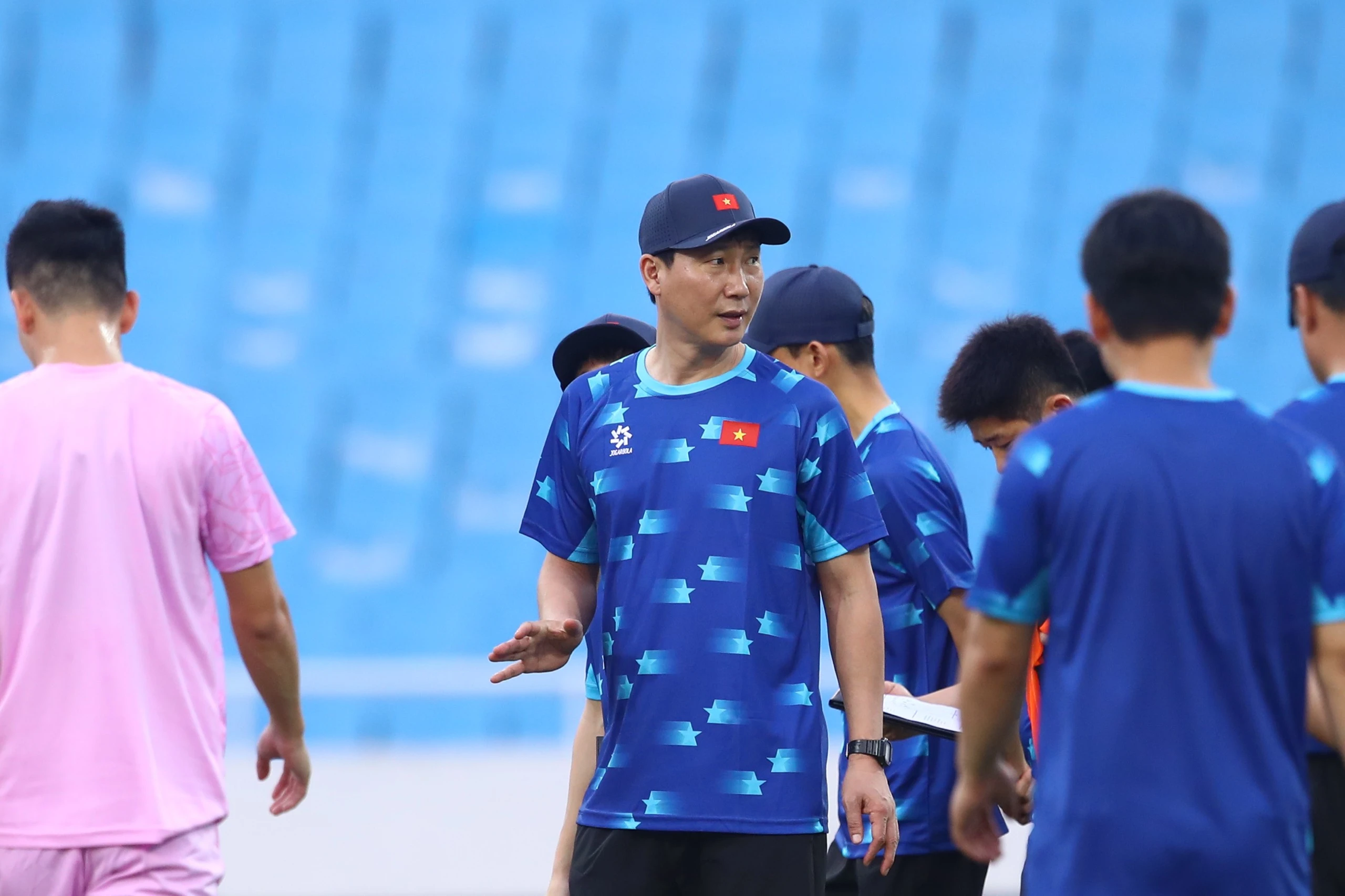 HLV Kim Sang-sik lần đầu ‘chạm trán’ sân Mỹ Đình, cùng học trò quyết đấu Philippines