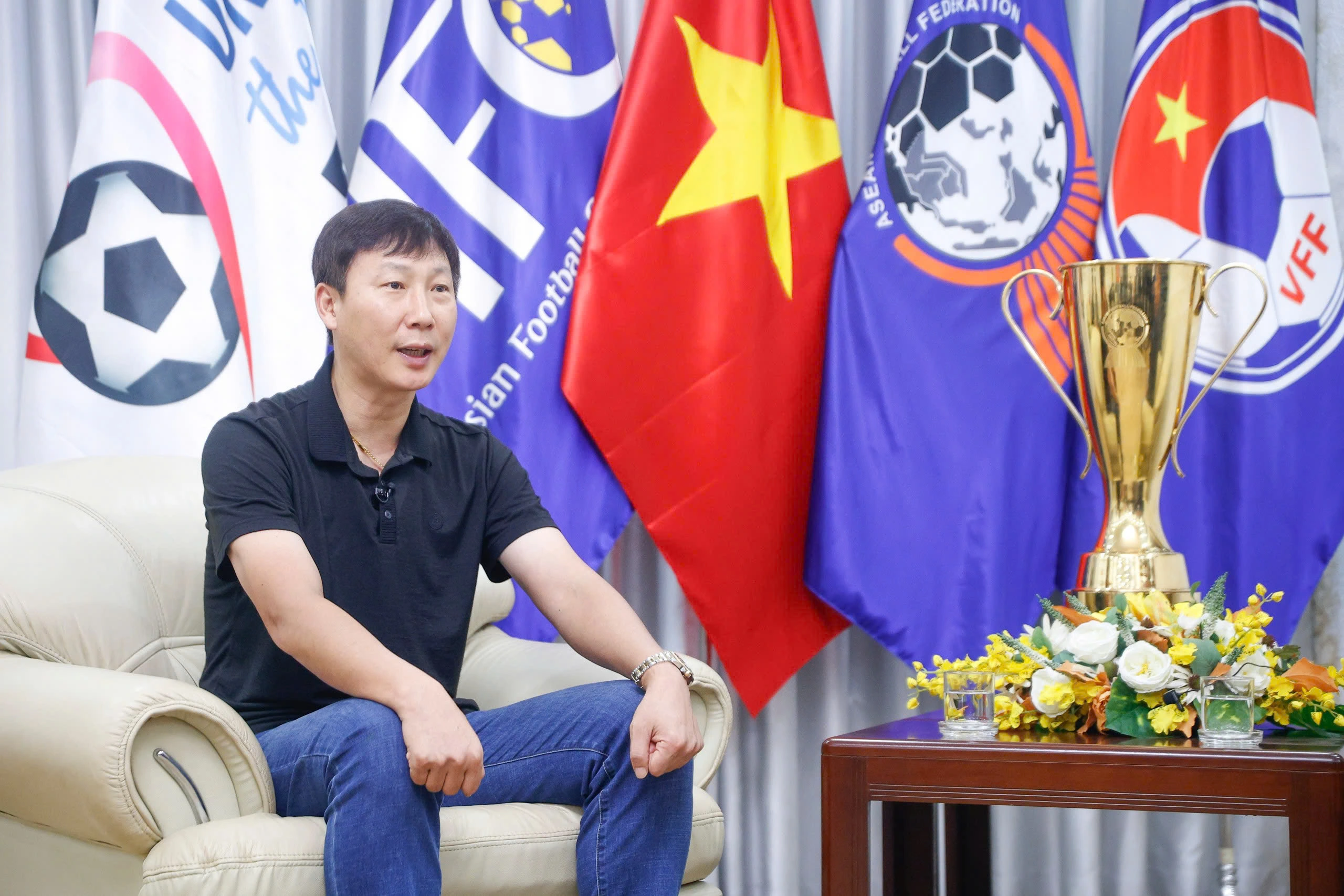 HLV Kim Sang-sik trả lời Báo Thanh Niên: 'Tôi muốn mình là hổ để nghiêm khắc với cầu thủ'