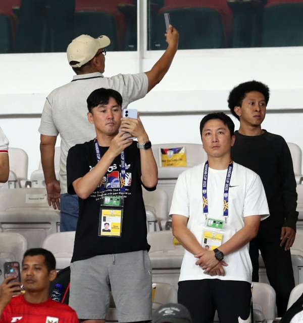 HLV Kim cử 'trinh sát' đi do thám và chiếc khăn lau bóng trứ danh của U.23 Indonesia HLV Kim cử 'trinh sát' đi do thám và chiếc khăn lau bóng trứ danh của U.23 Indonesia