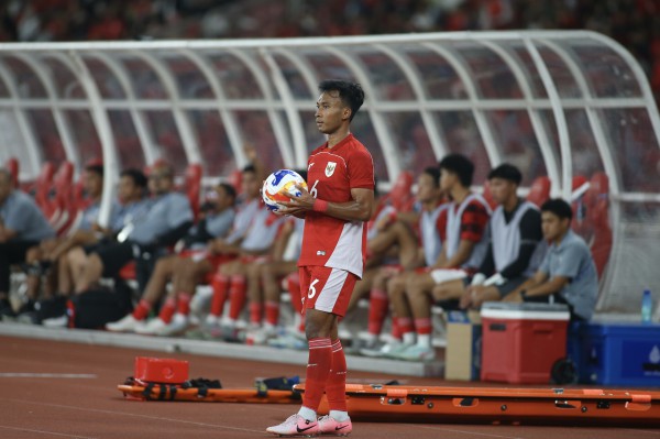 HLV Kim cử 'trinh sát' đi do thám và chiếc khăn lau bóng trứ danh của U.23 Indonesia HLV Kim cử 'trinh sát' đi do thám và chiếc khăn lau bóng trứ danh của U.23 Indonesia