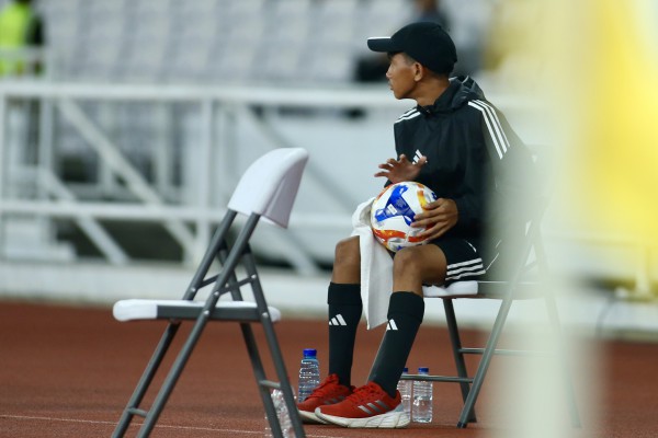 HLV Kim cử 'trinh sát' đi do thám và chiếc khăn lau bóng trứ danh của U.23 Indonesia HLV Kim cử 'trinh sát' đi do thám và chiếc khăn lau bóng trứ danh của U.23 Indonesia