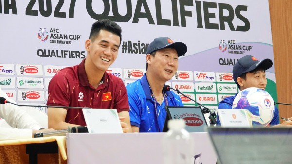 HLV Kim tiết lộ 1 cầu thủ vắng mặt trận tái đấu Nepal, kể chuyện Tiến Linh... đòi vé HLV Kim tiết lộ 1 cầu thủ vắng mặt trận tái đấu Nepal, kể chuyện Tiến Linh... đòi vé