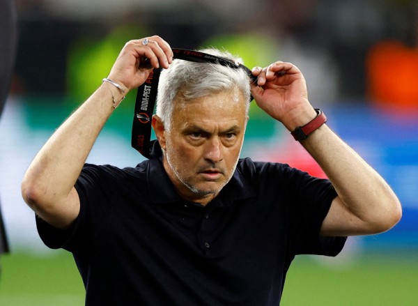 HLV Mourinho nhận án phạt nặng từ UEFA