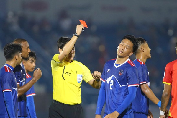 HLV Nepal đau vì thẻ đỏ: 'Sẽ đá sòng phẳng với Việt Nam khi đủ 11 người, hãy đợi lượt về’