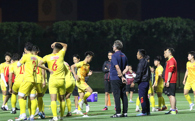 HLV Philippe Troussier động viên học trò thoải mái tinh thần trước trận gặp U23 UAE