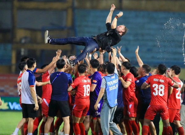 HLV Polking đang âm thầm giúp ông Kim Sang-sik HLV Polking đang âm thầm giúp ông Kim Sang-sik