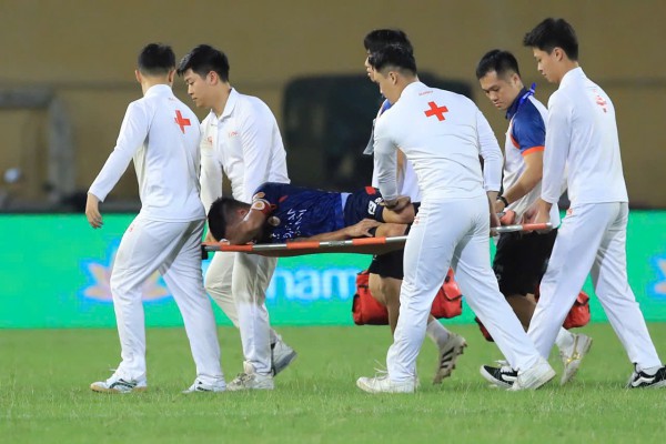 HLV Polking vẫn cẩn trọng tuyệt đối, Quang Hải bị lật cổ chân nhưng thật may là…