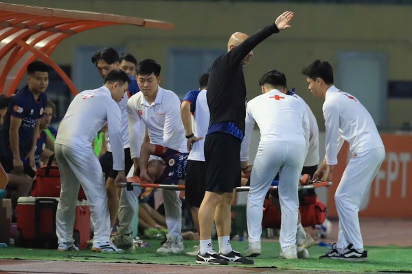 HLV Polking vẫn cẩn trọng tuyệt đối, Quang Hải bị lật cổ chân nhưng thật may là…