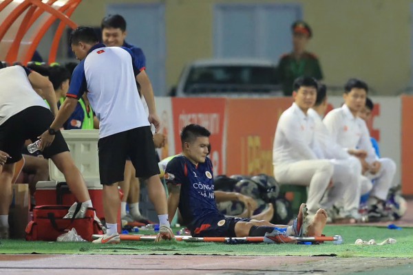 HLV Polking vẫn cẩn trọng tuyệt đối, Quang Hải bị lật cổ chân nhưng thật may là…