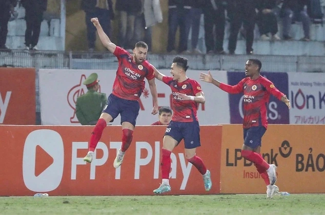 HLV Popov ‘dịu dàng’, V-League kịch tính như phim nhờ sự thay đổi cực bất ngờ này… HLV Popov ‘dịu dàng’, V-League kịch tính như phim nhờ sự thay đổi cực bất ngờ này…