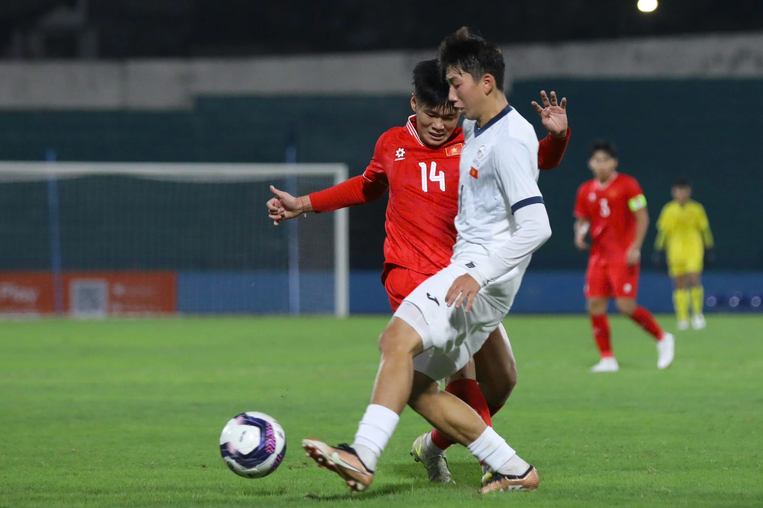 HLV Roland: 'Đối thủ Kyrgyzstan không để U.17 Việt Nam chơi bóng'