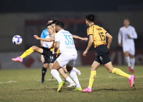 HLV Thanh Hóa cảm động nghẹn ngào vì học trò quả cảm, HLV Nam Định không trách cứ Xuân Son