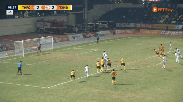 HLV Thanh Hóa cảm động nghẹn ngào vì học trò quả cảm, HLV Nam Định không trách cứ Xuân Son