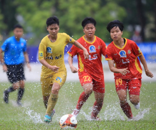 Hải Yến ghi bàn trong trận thủy chiến, Hà Nội tạm chiếm ngôi đầu của nhà ĐKVĐ Hải Yến ghi bàn trong trận thủy chiến, Hà Nội tạm chiếm ngôi đầu của nhà ĐKVĐ
