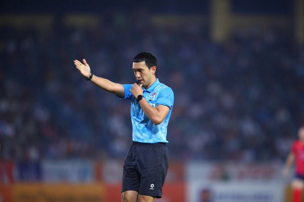 Hai trọng tài Hàn Quốc cực ‘xịn’ điều hành trận Ninh Bình đấu CLB CAHN: Đua vô địch quá 'nóng'