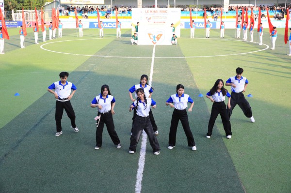 Hàng ngàn người ‘tiếp lửa’ lễ khai mạc vòng loại Tây Nam bộ TNSV THACO cup 2026 Hàng ngàn người ‘tiếp lửa’ lễ khai mạc vòng loại Tây Nam bộ TNSV THACO cup 2026